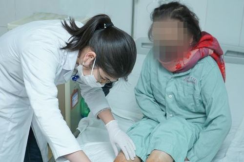 Cấp cứu trong tình trạng đau đớn sau khi ngâm chân làm ấm cơ thể