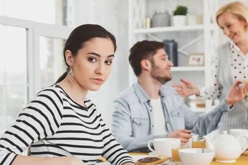 Chồng muốn đón mẹ ở quê lên sống chung, vợ sốc, trằn trọc suốt mấy đêm