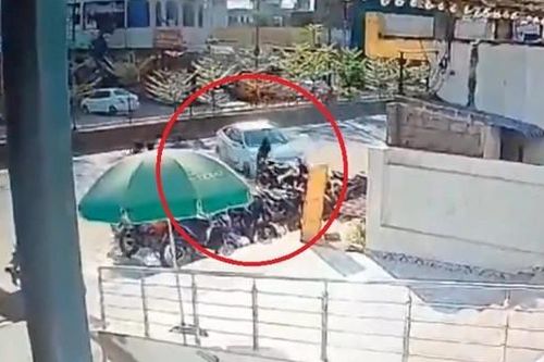 Tài xế ô tô say rượu lao vào nhóm người đi bộ rồi 'hạ gục' 8 xe máy bên lề đường