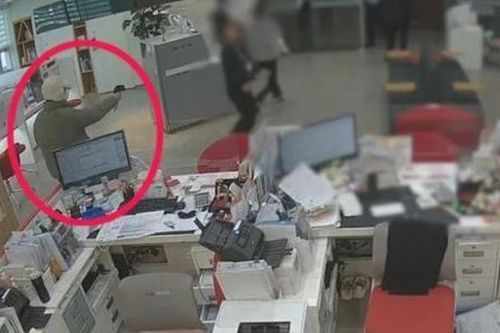 Gã đàn ông cướp ngân hàng bằng súng phun nước đồ chơi