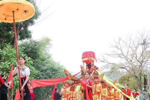 Tưng bừng Lễ hội Đền Vạn - Cửa Rào
