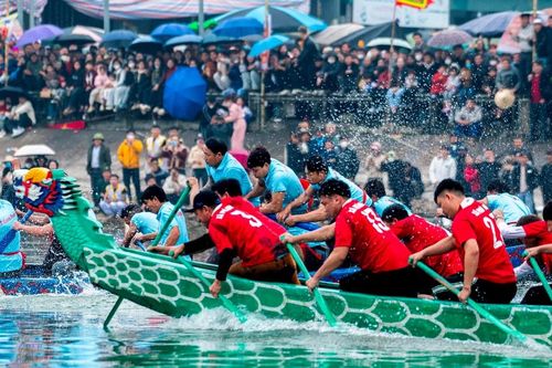Lễ hội Đền Cờn năm 2025 sôi động với chạy ói, đua thuyền