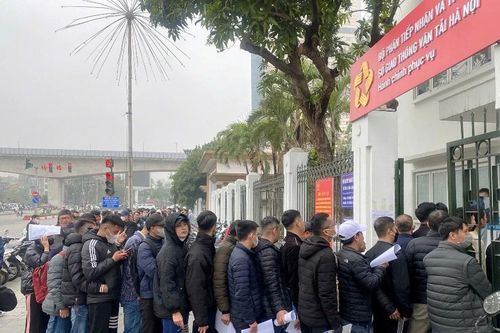 Người dân xếp hàng từ sớm để chờ đến lượt làm thủ tục đổi bằng lái xe