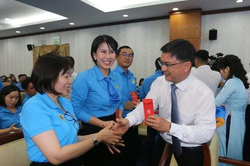 Phát huy tinh thần gương mẫu của đảng viên công nhân tại công đoàn cơ sở