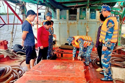 Phát hiện tàu cá vận chuyển trái phép hơn 25.000 lít dầu ở khu vực đảo Hòn Chuối