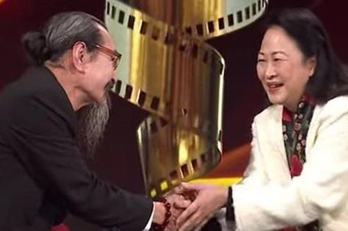 Cái nắm tay sau 50 năm của hai nghệ sĩ gạo cội từng đóng người yêu trên phim