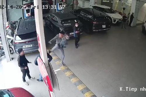 Xác minh vụ tài xế VF5 bị người đàn ông 'tung cước' đạp thẳng vào đầu