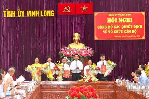 Vĩnh Long công bố các quyết định về tổ chức cán bộ