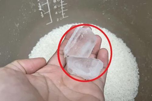 Bỏ 2 viên đá lạnh vào nồi cơm công dụng 'vàng 10', ai đọc xong cũng muốn thử