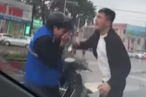 Xôn xao clip nam thanh niên mặc áo shipper ở Nghệ An bị người đàn ông đấm đá liên tiếp giữa đường
