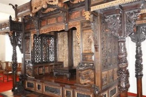 Bỏ 70 tỷ mua chiếc giường làm từ gỗ quý khắc 55 con rồng, 14 năm sau vị đại gia định giá 'báu vật' lên tới 1700 tỷ đồng