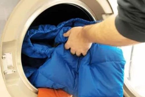 Giặt máy hay giặt tay áo khoác lông vũ? Phương pháp nào giúp áo sạch, không bị vón cục, giữ form dáng chuẩn?