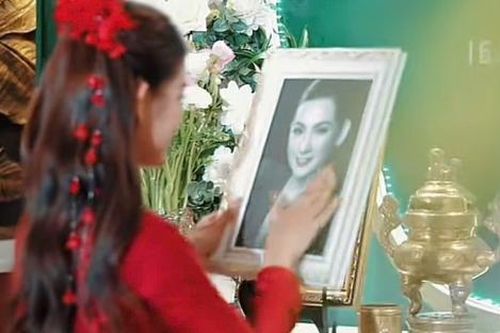 Xúc động khoảnh khắc con gái Phi Nhung ôm di ảnh mẹ vào lễ đường