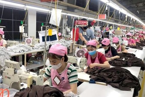 Cạnh tranh tuyển dụng lao động để bảo đảm sản xuất