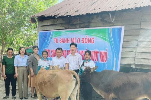 Trao sinh kế cho học sinh nghèo xã Chư Băh