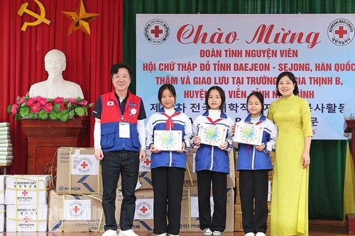 Đoàn tình nguyện viên Hội Chữ thập đỏ tỉnh Daejeon Sejong (Hàn Quốc) thăm và giao lưu tại một số trường học của huyện Gia Viễn