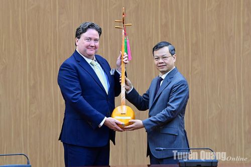 Chủ tịch UBND tỉnh Nguyễn Văn Sơn làm việc với Đoàn công tác Đại sứ quán Hoa kỳ tại Hà Nội
