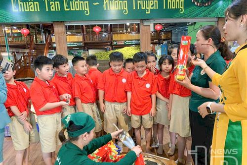 Để tuổi thơ thấm đẫm hương chè