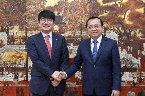 Thứ trưởng Lê Tấn Cận tiếp và làm việc với Tổng giám đốc Tập đoàn bảo hiểm Shinhan Life Lee Young Jong