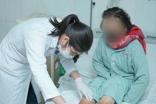 Bác sĩ cảnh báo không dùng bột lá ngâm rửa, đắp da: nguy cơ viêm da tiếp xúc dị ứng
