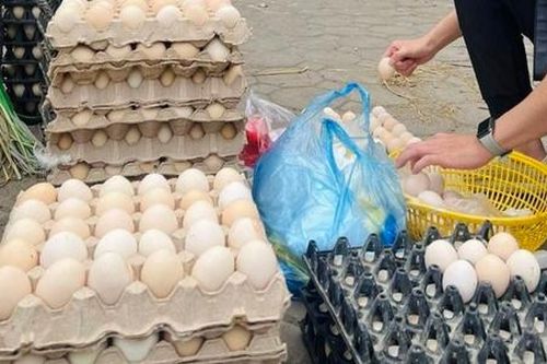 Trứng gà ta siêu rẻ, giá chỉ bằng một nửa trước Tết