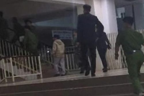Công an khám xét phòng làm việc của Giám đốc Bệnh viện 2 Lâm Đồng