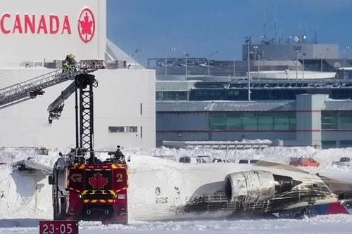 Máy bay lật ngược khi hạ cánh tại Toronto