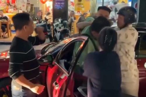 Công an vào cuộc vụ tài xế ôtô đánh tới tấp một grabber