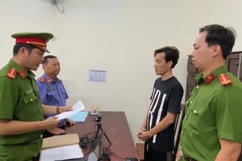Bắt tạm giam kẻ trêu ghẹo cô gái, đập bể kính cửa quán ăn