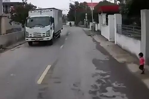 Trẻ nhỏ tự ý chạy ra đường, suýt xảy ra tai nạn