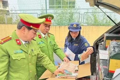 Ngăn chặn hơn 2,4 tấn xúc xích lậu trên đường về Hà Nội