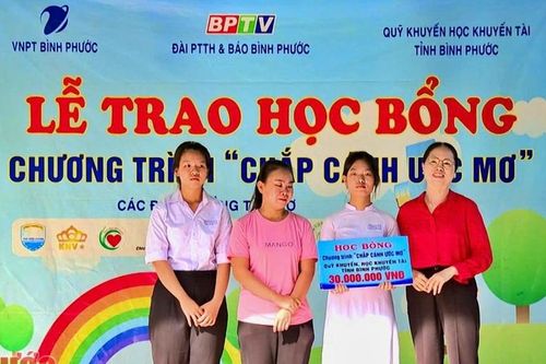 Bình Phước trao học bổng 'Chắp cánh ước mơ' cho học sinh nghèo hiếu học