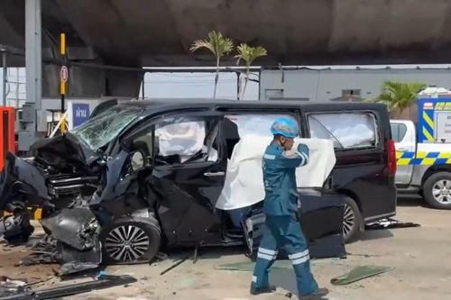 Clip: Ô tô nát đầu sau khi tông thẳng vào trạm thu phí, 1 doanh nhân tử vong