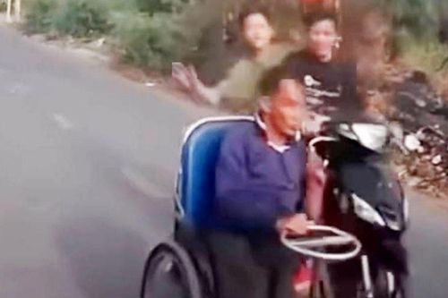 Hai thanh niên đi xe máy đánh vào đầu người đàn ông ngồi xe lăn đối diện hình phạt nào?