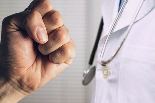 Nữ y tá bị người nhà bệnh nhân tát liên tiếp vào mặt gây phẫn nộ