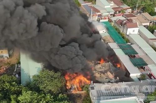 Cháy lớn vựa ve chai rộng hàng trăm mét vuông, trường mầm non gần đó phải sơ tán học sinh