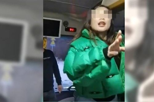 Hướng dẫn viên dọa đuổi du khách ra giữa trời tuyết nếu không mua hàng