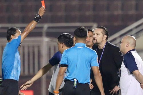 Trọng tài bắt sai, HLV phản ứng: Ai làm xấu hình ảnh V.League?