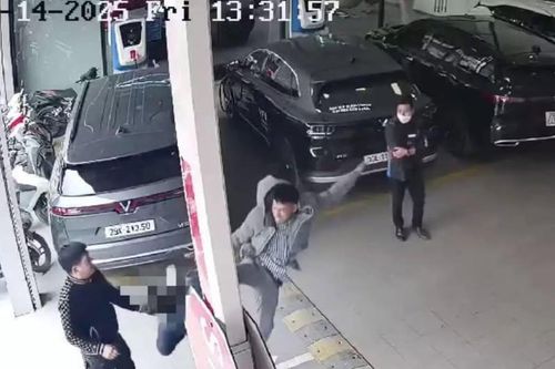 Dân mạng lên án tài xế đạp vào đầu người khác: Gây tai nạn còn dở thói côn đồ