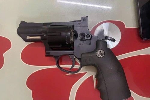 Nam thanh niên cầm súng lao vào tiệm tóc tìm người yêu