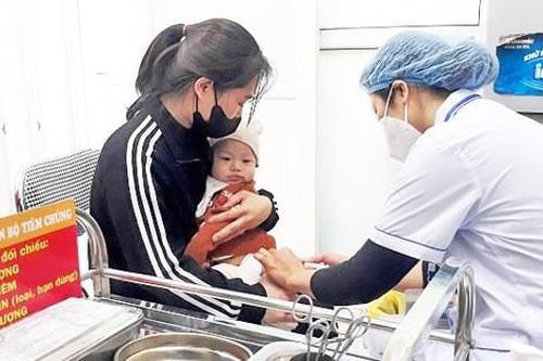 Cấp bách tiêm vắc xin sởi bổ sung cho trẻ