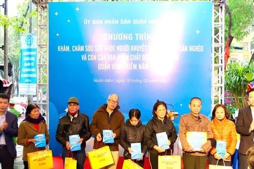 Hoàn Kiếm: Khám bệnh cho hơn 1.000 đối tượng chính sách