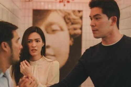 Cầm túi quà về biếu bố mẹ vợ, thấy người đàn ông ngồi trong nhà mà tôi tức đỏ mặt, càng cay cú với câu quát của bố vợ