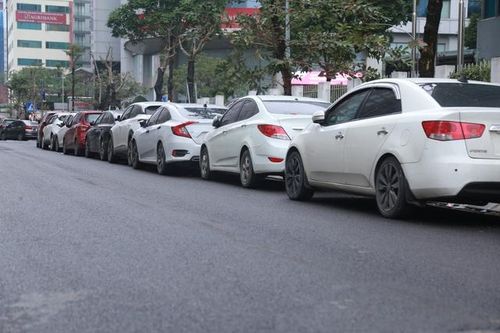 Đoạn đường gần 200m ở Hà Nội 4 năm chưa hoàn thiện nhưng thường xuyên bị chiếm dụng để đỗ ô tô, gây mất an toàn giao thông