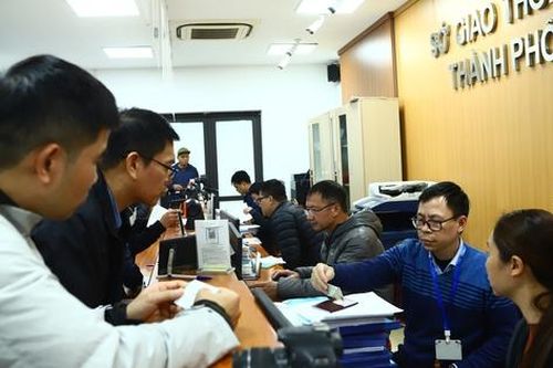 Người dân xếp hàng 3 ngày để đổi giấy phép lái xe mà chưa xong, đến từ sáng hay chiều đều hết lượt
