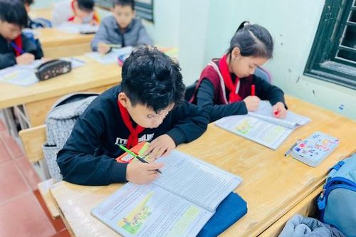 Thông tư 29 đi vào cuộc sống: Phụ huynh đôn đáo tìm người đón con sau giờ học