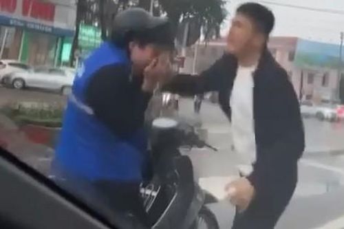Xôn xao video người đàn ông liên tiếp đấm vào mặt tài xế xe máy