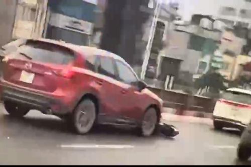 Tài xế xe ô tô Mazda gây tai nạn bỏ chạy kéo lê xe máy qua cầu Vĩnh Tuy