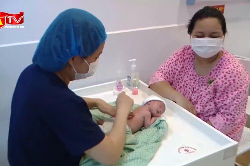 Bộ Chính trị yêu cầu không xử lý kỷ luật đảng viên sinh con thứ 3 trở lên