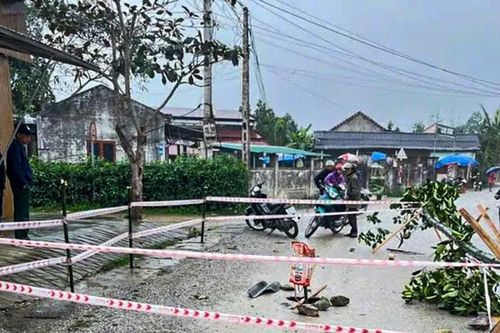 Hà Tĩnh: Phát hiện hố 'tử thần' rộng 4m trên huyện lộ